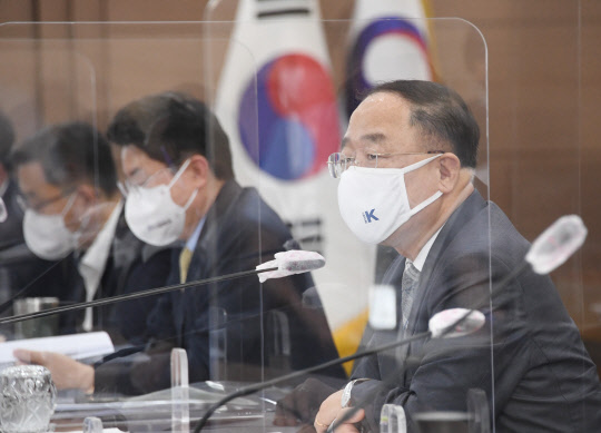 홍남기 경제부총리 겸 기획재정부 장관이 13일 오후 정부세종청사에서 열린 기획재정부 확대간부회의에서 발언하고 있다. 기획재정부 제공